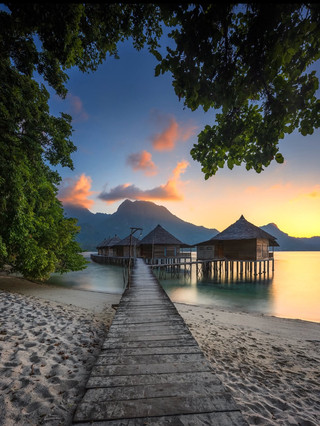 🏝️ Ora Beach, Indonesia 🇮🇩✨
Ora Beach is one of Indonesia’s most breathtaking hidden gems, located on Seram Island in Maluku. It feels almost unreal—turquoise-blue water, lush green mountains, white sandy shores, and peaceful wooden villas floating above the sea. 🌊🌴
The crystal-clear water is perfect for snorkeling and swimming, with colorful coral reefs and tropical fish just beneath the surface. 🐠🤿
What makes Ora Beach truly special is its untouched, secluded atmosphere. There are no huge crowds or busy city vibes—just nature, ocean, and tranquility. Watching the sunset over the mountains while sitting above the clear lagoon is an unforgettable experience. 🌅❤️
Ora Beach is the kind of place that makes you feel like you’ve discovered a secret paradise. ✨