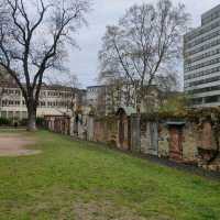 A shortcut through Peterskirchhof 