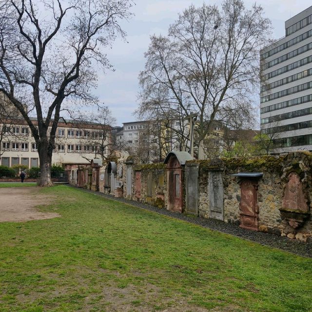 A shortcut through Peterskirchhof 