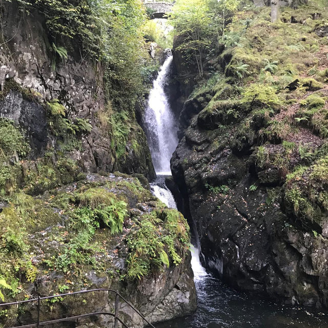 A waterfall to the lakes 