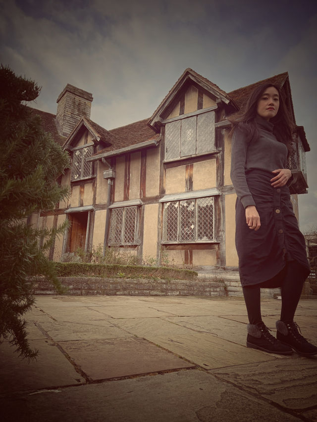 A Day in Stratford-upon-Avon – Walking in the Footsteps of Shakespeare! 🎭📖