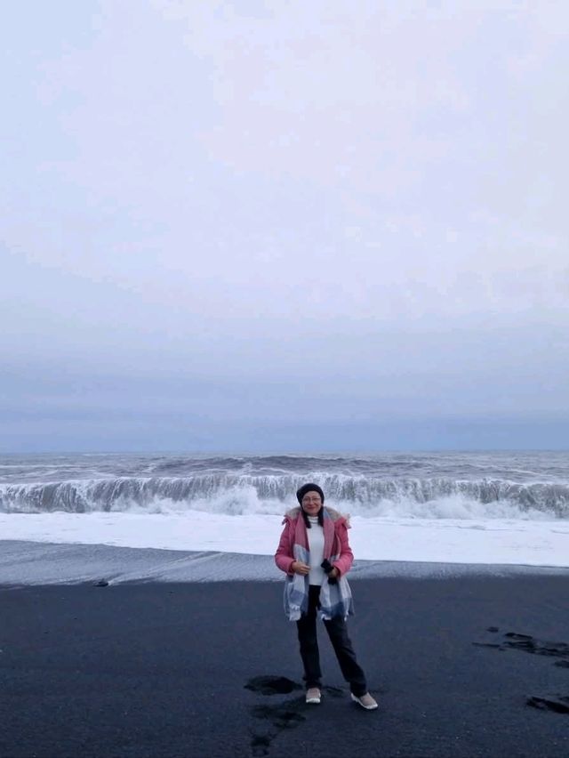 🌋 Reynisfjara Black Beach: Iceland's Dramatic Must-See! 🏖️⚠️