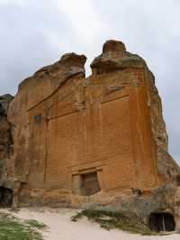 색채의 기둥 사이를 걷는 신전의 아침 🌞