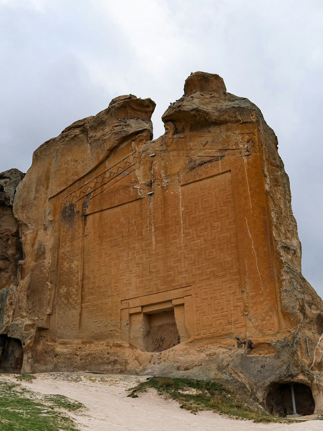 색채의 기둥 사이를 걷는 신전의 아침 🌞