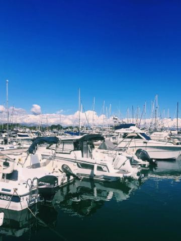 ไล่ล่าแสงสีทอง: ดื่มด่ำกับแสงแดดสุดท้ายบนริเวียร่าฝรั่งเศส 🇫🇷