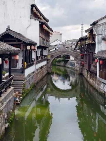 🇨🇳 3 Places Near Shanghai Worth Visiting

If you've already explored downtown Shanghai, the skyscrapers, and the Bund, it’s the perfect time to venture beyond the city limits. These locations are ideal for day trips and offer a glimpse into a completely different side of the region.

🏮 Qingxi Ancient Town

One of the most peaceful ancient water towns near Shanghai.

Unlike the more popular tourist spots, this town has far fewer crowds and a more authentic local vibe. Narrow alleys, weathered stone bridges, and traditional homes lining the canals create a true sense of traveling back in time.

✨ What to See:

· Ancient canal bridges;
· Traditional residential quarters;
· Local teahouses and small cafes;
· The evening lighting along the water.

💡 A great option for those who want to experience a water town without the massive tourist crowds.

📸 The most beautiful shots are captured in the morning or closer to sunset.

⸻

🏯 Xinchang Ancient Town

One of the most underrated ancient towns near Shanghai.

Here, you won’t find endless souvenir shops or tour groups; instead, the atmosphere of authentic old China has been preserved. The town is known for its narrow lanes, canals, and architecture dating back to the Ming and Qing dynasties.

It’s especially pleasant to just wander without a specific route, peeking into side alleys and small courtyards.

🍜 You can try traditional local snacks here at prices much lower than in popular tourist towns.

💡 Many locals come here specifically for the genuine atmosphere of old Shanghai and southern China.

⸻

🌲 Shanghai Haiwan National Forest Park

If you want a break from the skyscrapers and city hustle, head here.

This is one of Shanghai’s largest forest parks, featuring lakes, walking trails, cycling routes, and vast green spaces.

In spring and autumn, the park is particularly beautiful thanks to the blossoms and the changing colors of the trees.

🚲 You can rent a bike on-site and explore the park at your own pace.

🌿 It’s easy to spend half a day or even a full day here.

📸 The tree-lined avenues and lakes look especially stunning in the early morning hours.

⸻

🗺 The Perfect Weekend Itinerary

Day 1

🏮 Qingxi Ancient Town
🏯 Xinchang Ancient Town

Day 2

🌲 Shanghai Haiwan National Forest Park

This route allows you to see three completely different sides of the region: historic Chinese towns and lush nature right next to China’s largest metropolis.

💡 Travel Tips

✅ It’s best to visit the ancient towns on weekday mornings.

✅ In Xinchang, be sure to veer off the main tourist street—the most atmospheric spots are hidden in the back alleys.

✅ For Haiwan National Forest Park, bring water and wear comfortable shoes: the area is massive.

✅ Spring and autumn are considered the best times to visit all three locations.

📸 Photo Tip: Stay in Qingxi and Xinchang until evening. After sunset, the lights along the canals turn on, and the reflections of ancient houses in the water make these places even more magical.