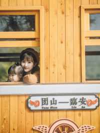 攜帶孩子在建水坐上了這趟開往春日的米軌小火車
