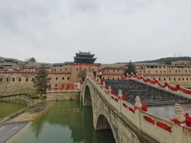 湘峪古堡，又稱湘峪莊園或湘峪城堡，是位於中國山西省晉城市沁水縣鄭村鎮湘峪村的一座明代軍事防禦工程