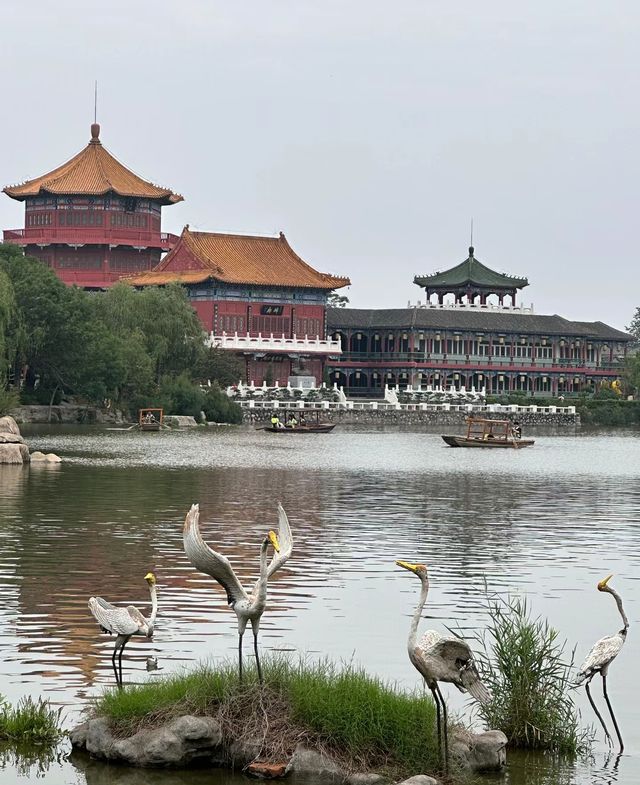 翰園碑林位於開封市龍亭湖風景區，清明上河園旁邊，融山水藝術景觀和古典園林建築藝術為一體，集古今中外詩詞、書畫、碑刻藝術之大成，一定要去!!!