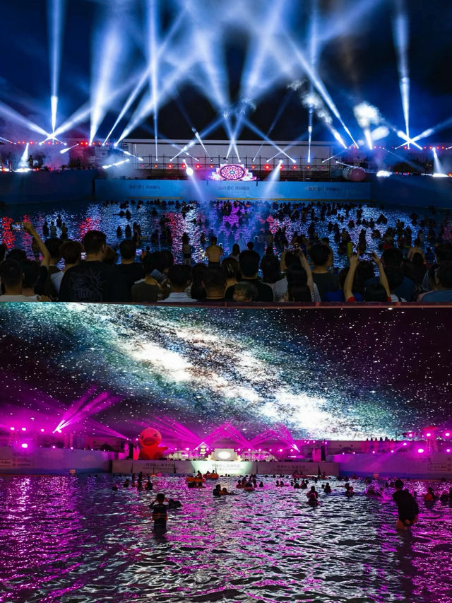 在水上樂園被小黃鴨包圍了