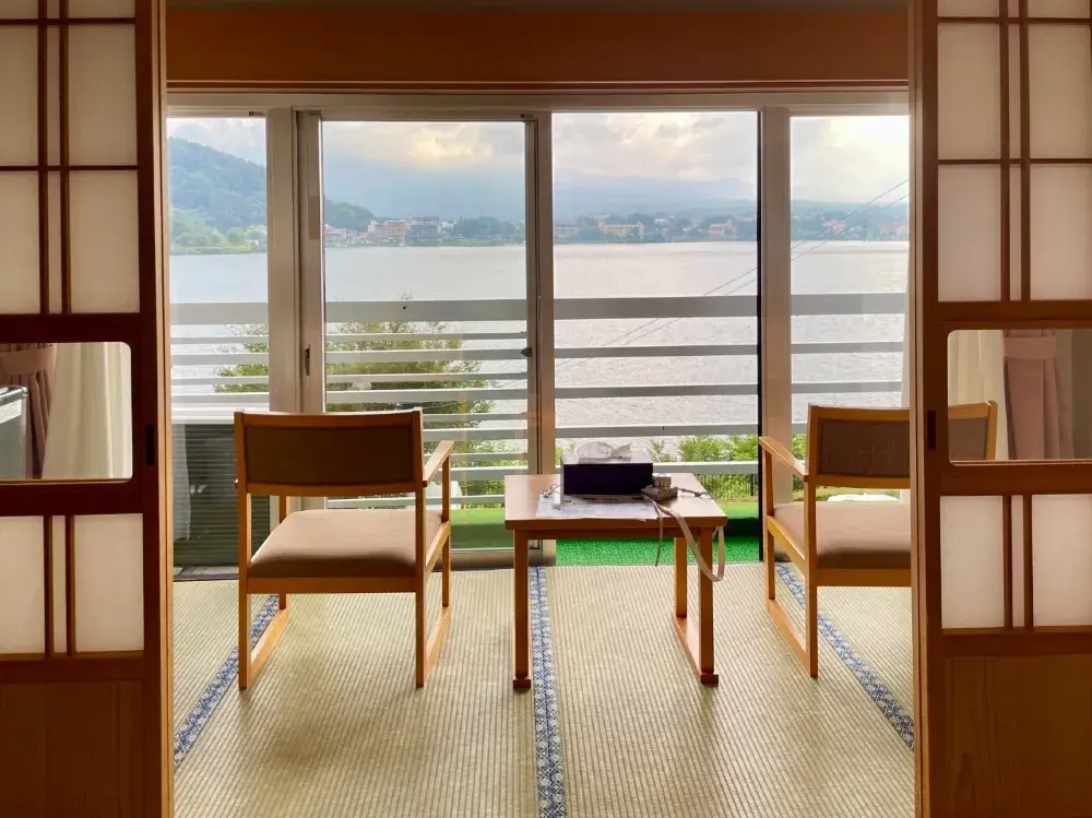 河口湖邊嘅驚喜發現:新世紀酒店,親子溫馨,富士山下。