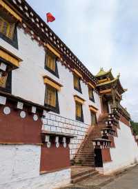 嘎丹桑批羅布岭寺：康巴藏區的佛教藝術殿堂。