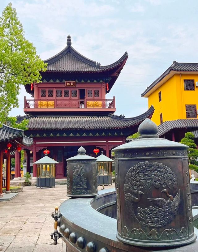 杭州大雄山東麓竹林裡藏着一座講寺，每天都能聽到比丘尼的誦經聲。