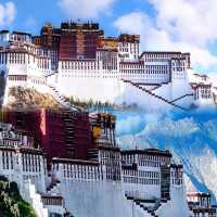 雪域聖城——西藏布達拉宮，一個缺氧但不缺信仰的地方！ 位於中國西南邊陲，世界屋脊之上的西藏自治區拉薩。