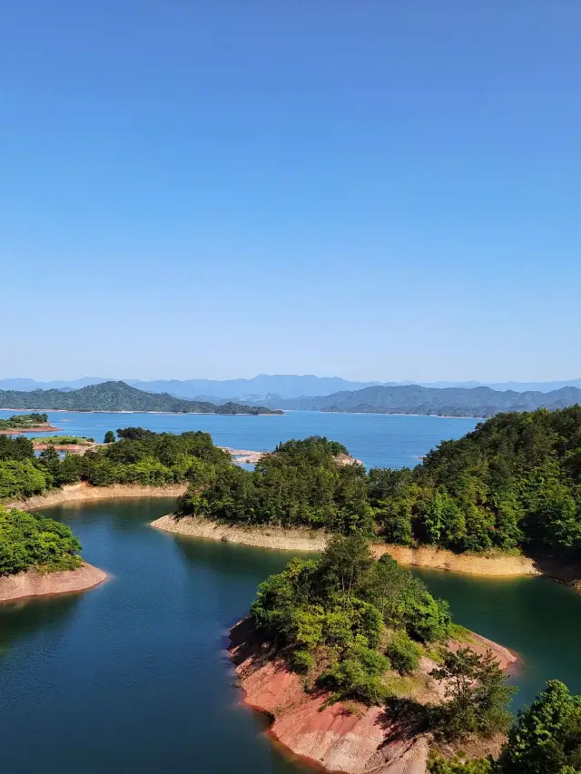 Chun'an is a great place for a family trip in autumn. 