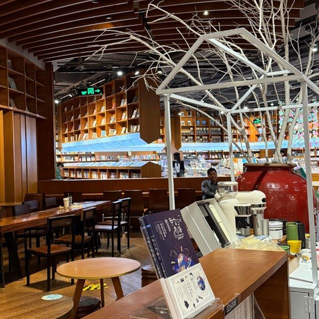 珠海閱潮書店 | 書香漫捲，老少皆宜✨