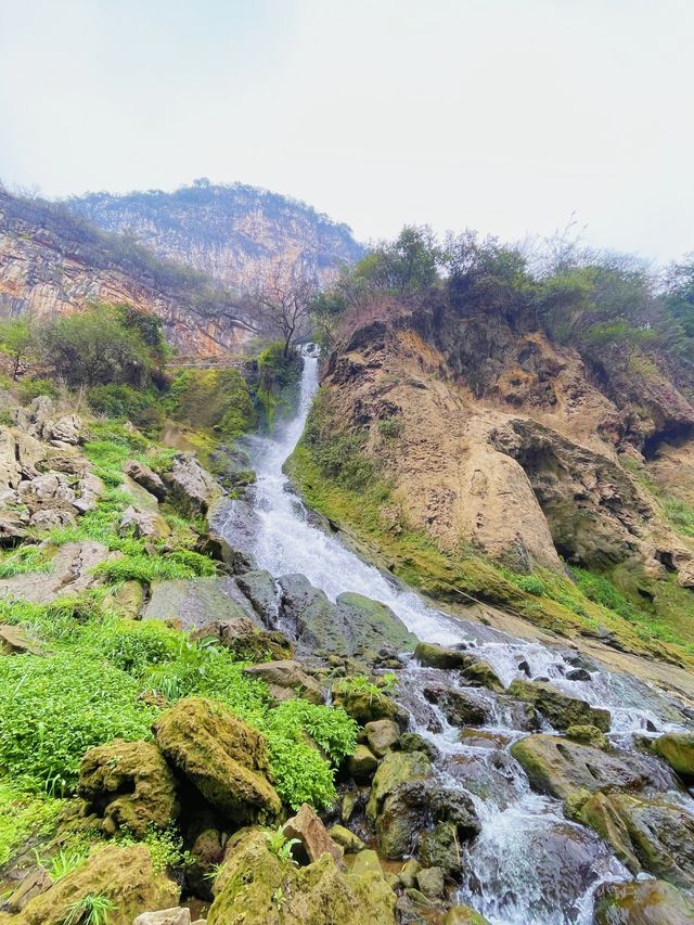 六廣河景秀，峰巒映水流，幽韻古今留