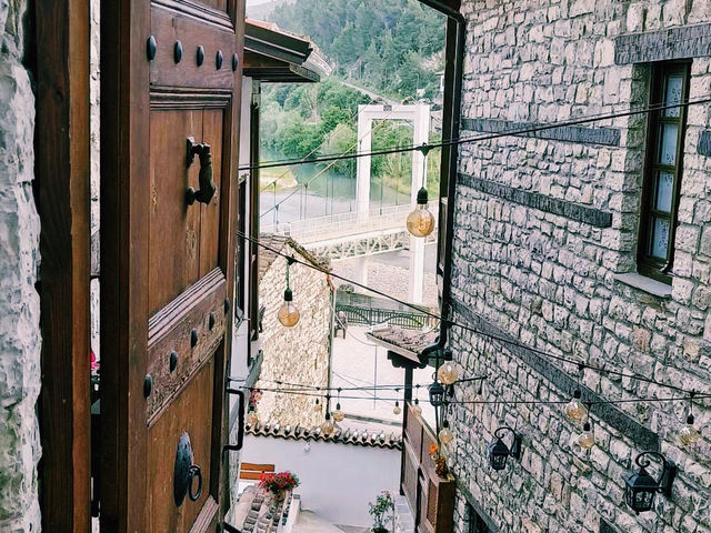 阿爾巴尼亞著名景點：培拉特古城。適合拍照打卡、週末閒暇度假地！ 