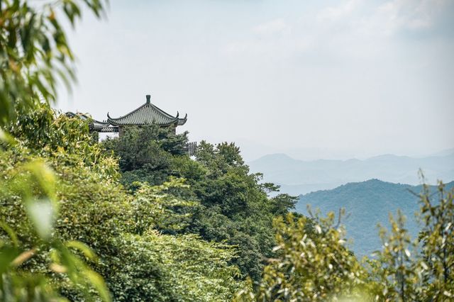 「參差樓閣起高崗，半為煙遮半樹藏。