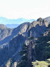 雲端與水岸的碰撞，奇峰與古鎮的結合