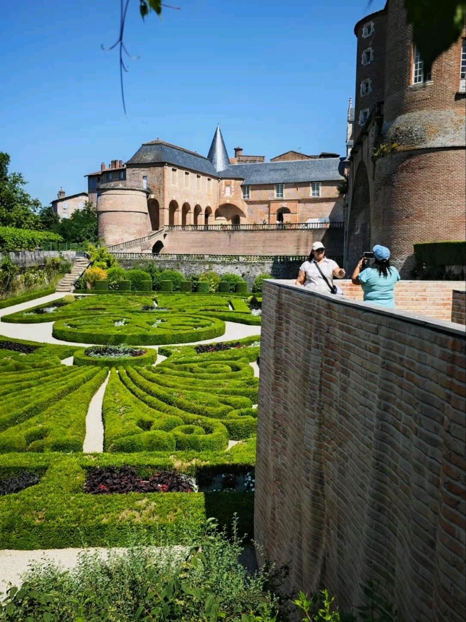 Day Trip to Albi & Cordes-sur-Ciel from Toulouse