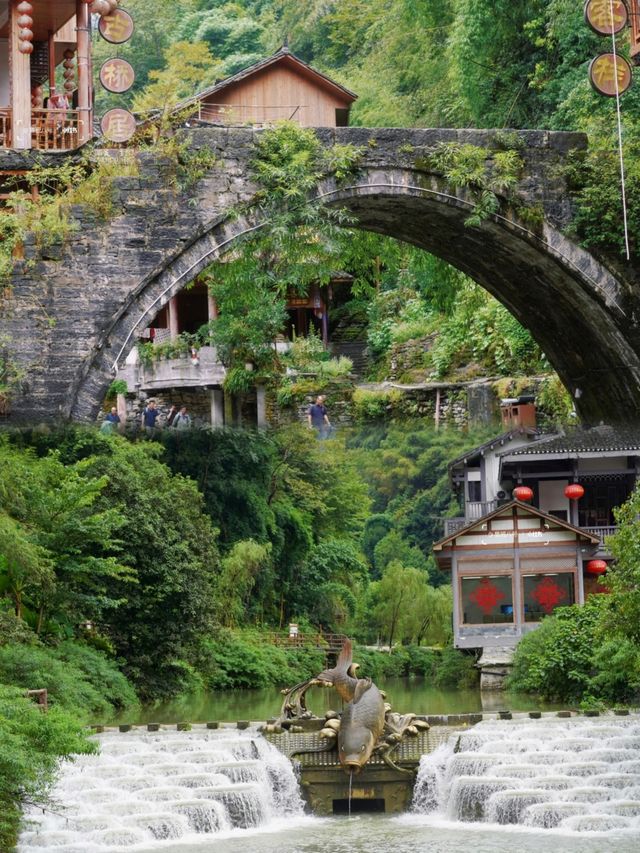 國慶反向旅遊，推薦人少景美的矮寨奇觀！