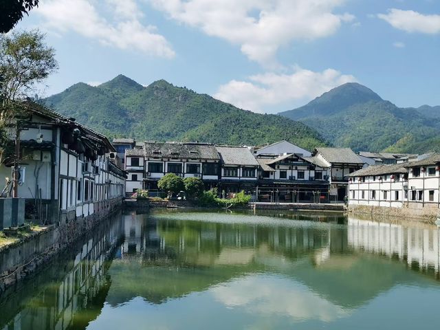 古村秋色藏詩意