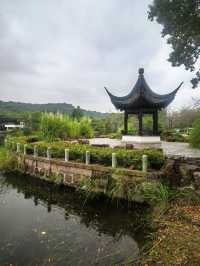 香山垂釣處，一亭寄幽思