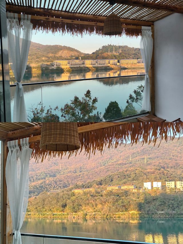 追完《烏蒙深處》執念山水，住東江湖同款網紅江景別墅