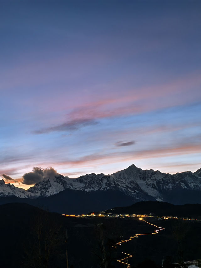在梅里雪山腳下,等一場沒有盡頭的日落。 在梅里雪山腳下,等一場沒有盡頭的日落。