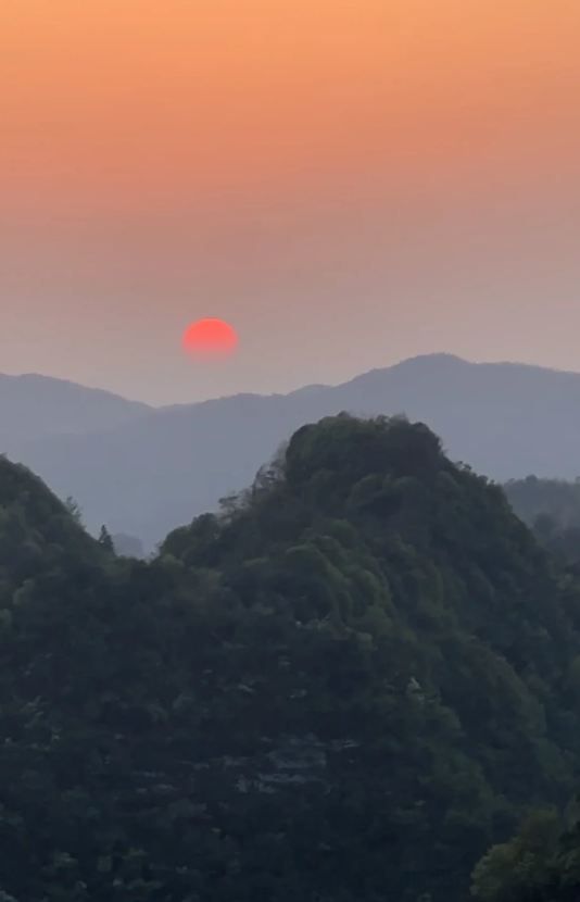 齊雲山絕美落日,暖金漫過山巒如千里江山圖 齊雲山絕美落日,暖金漫過山巒如千里江山圖