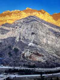 一座被懸掛在懸崖峭壁上的古寺