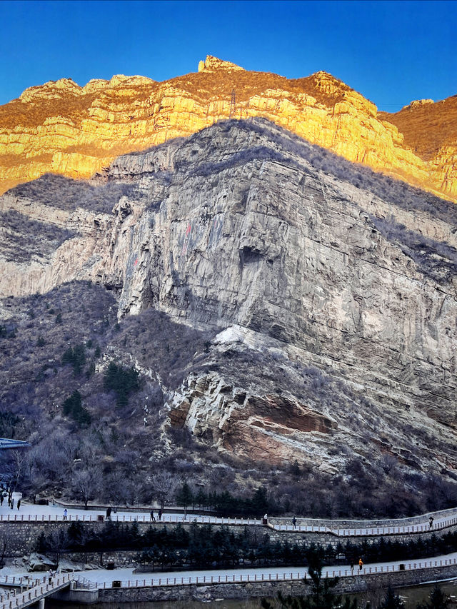 一座被懸掛在懸崖峭壁上的古寺 一座被懸掛在懸崖峭壁上的古寺