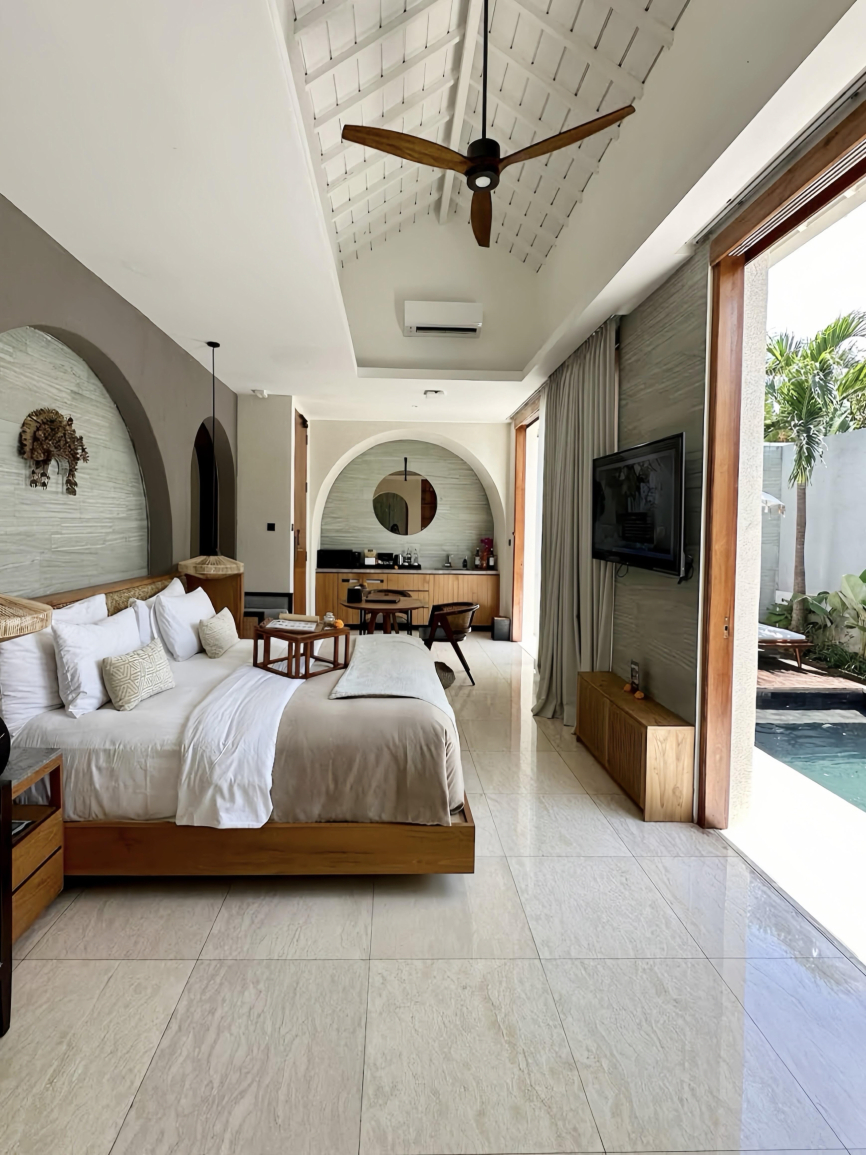 Villa dengan kolam renang pribadi yang saya tempati di Seminyak, Bali, sangat terjangkau! Harganya hanya sekitar 500 RMB baru-baru ini! 🌴 Ditambah lagi, lokasinya sangat nyaman, hanya beberapa menit berkendara dari bandara!

🏡 Fasilitas villa baru dan sangat nyaman. Kolam renang pribadinya luar biasa! Kamarnya luas, dan tempat tidurnya baru dan nyaman!

Yang paling mengejutkan adalah sistem pintar seluruh rumah, lengkap dengan sistem suara Harman Kardon. Sistem ini dapat mengatur pencahayaan dan memutar musik, langsung menciptakan suasana yang sempurna! 🎶

Menonton Netflix di TV layar lebar di malam hari, sambil bersantai di sofa, adalah liburan yang ideal!

🏊🏻‍♂️ Kolam renang pribadi dan bak mandi adalah daya tarik utamanya! 💫 Berendam di air, memandang langit, dan menyesap minuman dingin—semua kekhawatiran akan hilang begitu saja. Dapur kecilnya lengkap, sehingga memudahkan untuk memasak makanan sederhana sesekali.

Para stafnya ramah dan penuh perhatian. Saya merekomendasikan untuk menyewa sepeda motor saat mengunjungi Seminyak; hal itu membuat menjelajahi daerah tersebut jauh lebih fleksibel dan nyaman.