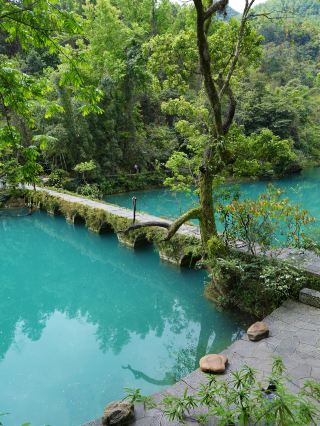 Crossing the Xiaoqikong Ancient Bridge in just 10 minutes! Staying in the scenic area must be amazing!