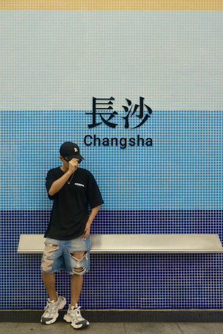 First time at Changsha IFS? Avoid the hassle
I've mapped out the perfect route.
From the entrance to the rooftop, it's a straight shot with no backtracking.
5 photo spots, done in 1.5 hours📸
Your social media feed will be on fire after this‼️
1️⃣ Hong Kong-style "Changsha" photo wall (Next to Changsha Spring, KKV 2nd floor)
📍 How to find it: Exit Wuyi Square Metro Station and head south (toward IFS). You'll see a KKV on your right near Changsha Spring 👉🏻. The wall is right at the top of the stairs on the 2nd floor!
2️⃣ Rainbow wall (Yonghua Building)
📍 How to find it: Search for "Yonghua Building" on your map. The rainbow wall is diagonally opposite, and you can easily stop by on your way out of IFS.
▫️ The colorful gradient wall is super photogenic. Wear solid colors or white to make your outfit pop. Use the whole wall as a background for full-body shots.
3️⃣ GM giant face (L1 floor)
📍 How to find it: Take the escalator from LG1 to L1. Look for the GENTLE MONSTER (GM) store; the giant face is right at the entrance.
4️⃣ KAWS sculpture (L7 floor, Sky Garden)
📍 How to find it: Go back to the mall atrium and find the "express elevator." Press L7. When you exit, you'll be in the Sky Garden. The two 8-meter giant figures are right next to the mstand coffee shop.
▫️ After 5:30 PM, the setting sun gives the giant figures a golden outline—the vibe is unmatched.
5️⃣ Viral big screen (L7 floor, next to the express elevator)
📍 How to find it: On the same floor as the KAWS sculpture, right next to the express elevator. Turn around and you'll see the naked-eye 3D screen.
▫️ It scrolls "Changsha." Standing in front of the screen for a photo creates a great vibe.
🗺️ Complete route:
Metro Line 1/2 Wuyi Square Station → Enter IFS and head south → KKV next to Changsha Spring, go up to the 2nd floor → Hong Kong-style wall (staircase entrance) → Rainbow wall (Yonghua Building) → Go down to L1 → GM giant face (GM store entrance) → Find the atrium express elevator to L7 → Exit to KAWS (next to mstand) + viral big screen (next to the elevator)
📌 Practical info
📍 Address: 188 Jiefang West Road, Furong District (Changsha IFS)
🚇 Transportation: Metro Line 1/2 Wuyi Square Station, direct access to the mall
🕐 Time: Mall opens at 10:00 AM, rooftop opens at 10:30 AM; the whole photo tour takes about 1.5 hours
🎫 Admission: All free, direct access to the Sky Garden
💡 Quick tips
▪️ Try to go in the morning to avoid crowds; you basically won't have to wait in line—it's super smooth.
▪️ The rooftop KAWS is less crowded on weekdays. Go right when it opens at 10:30 AM for the emptiest shots.