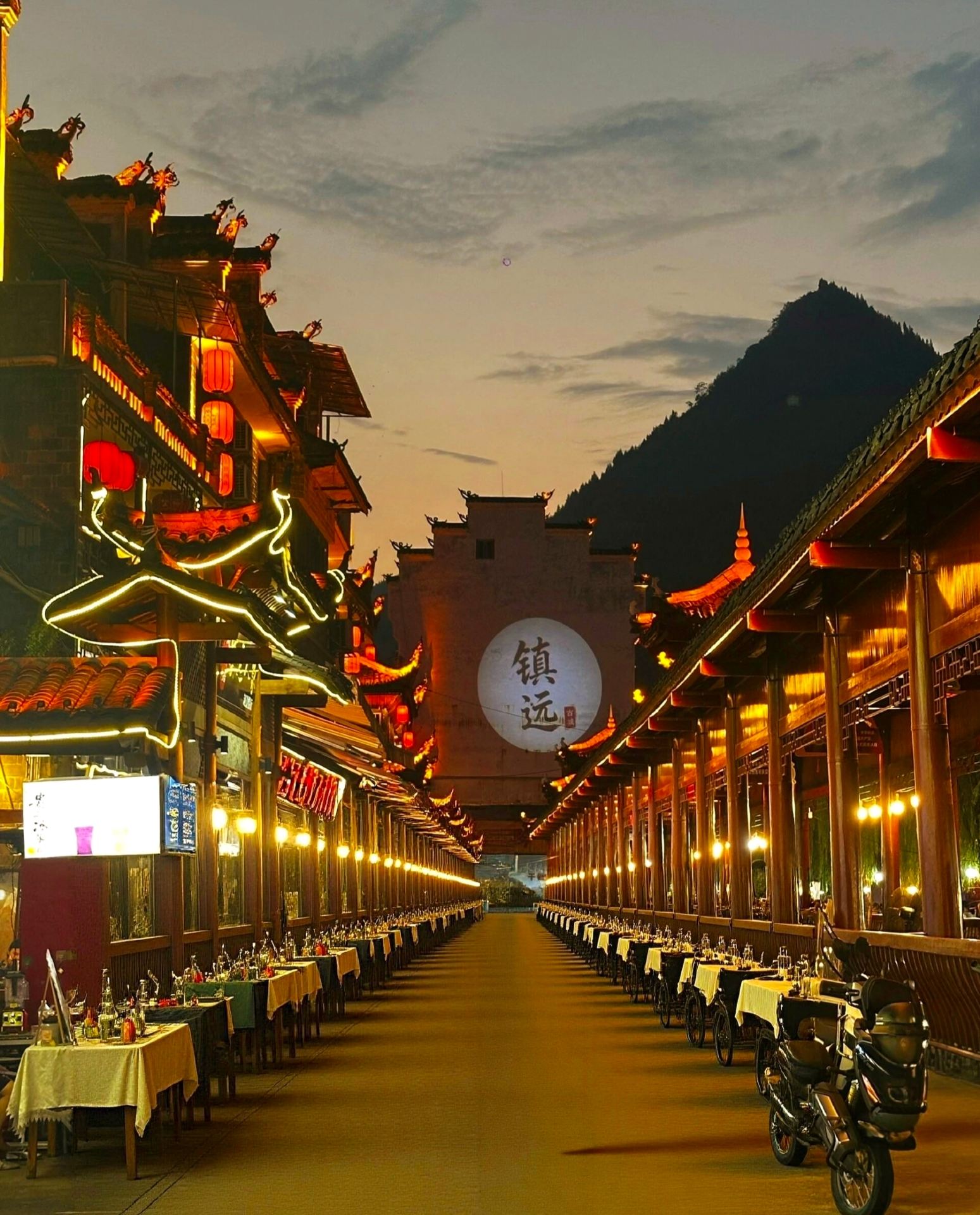 Night tour of Zhenyuan ancient town! A fairyland on earth. Next stop Yongkang, a must-stay magical hotel
