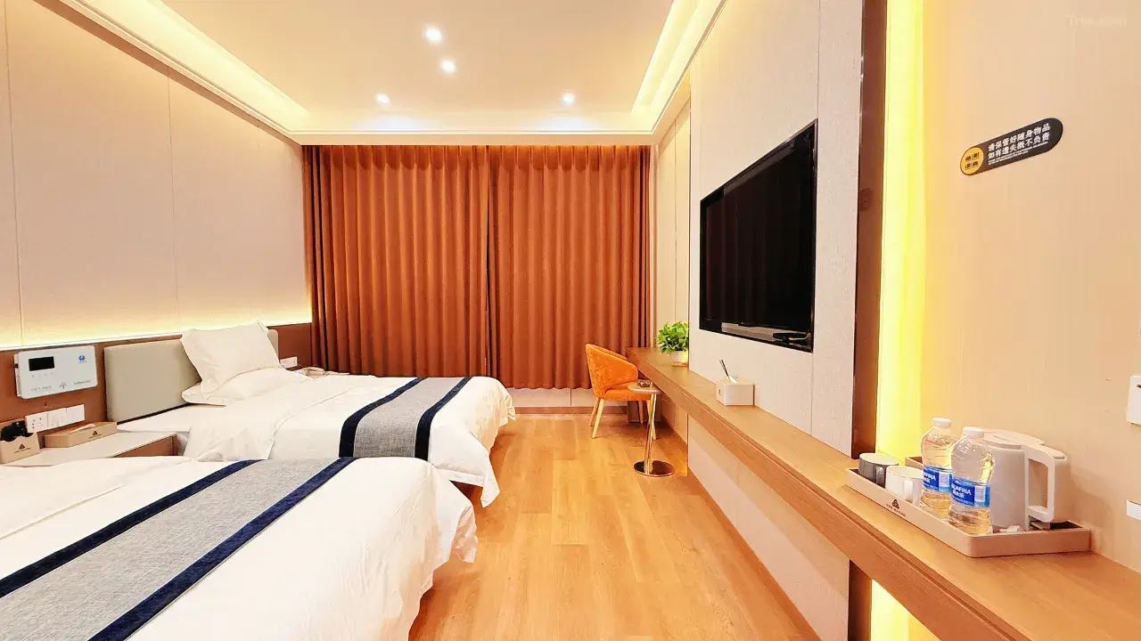 Escape to the foot of a snow-capped mountain in Qinghai and enjoy the full moon in solitude
