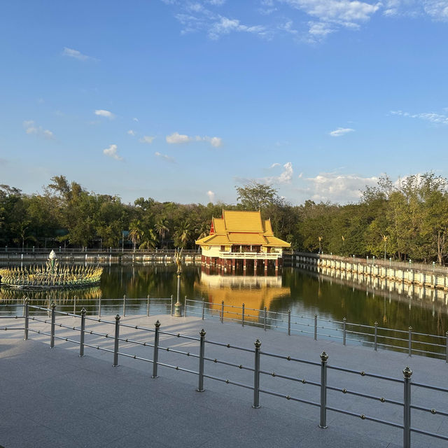 ชมเจดีย์มหาวีราจริยานุสรณ์ จังหวัดร้อยเอ็ด