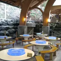 日本的夏天總是那麽的詩情畫意，無數原鄉原味的日本元素編織成日本美麗的夏季。日本人傳統的消夏流水素麵。