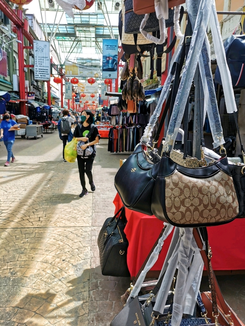 सबसे सस्ते ब्रांडेड बैग wholesale branded ladies bag handbags market in  delhi nabi karim purse delhi - YouTube