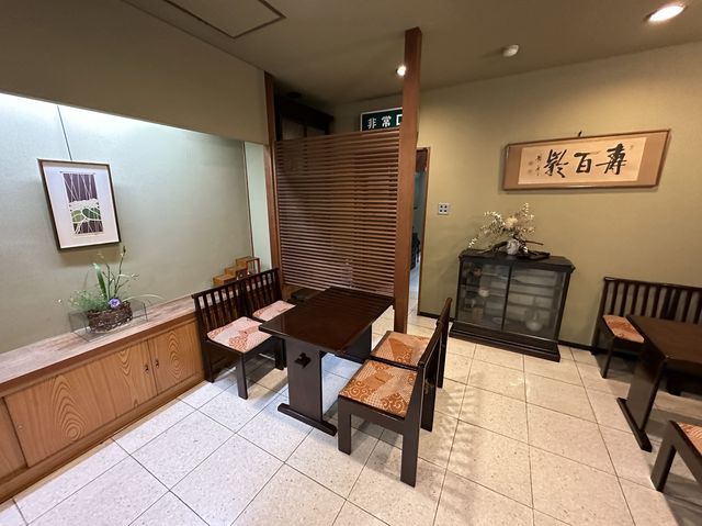 名古屋・伏見。街中で見つけた和菓子屋さん。『むらさきや』で生菓子を楽しむ。