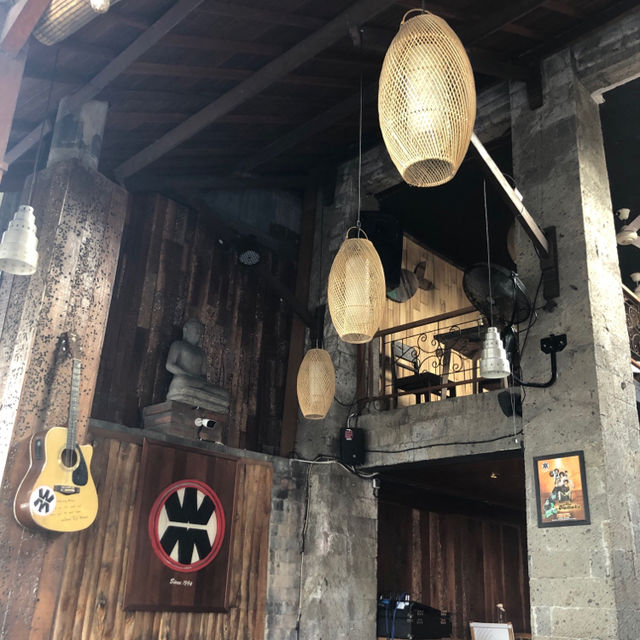 來峇里島「十大必吃餐廳」之一，喝杯新鮮果汁冰沙，大杯爽快：Warung Mina Legian