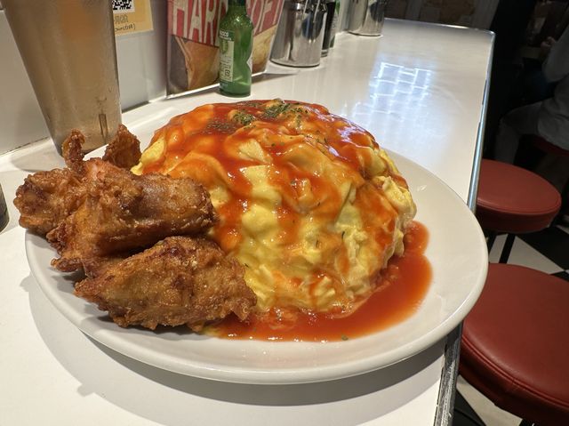東京・新橋。ランチ限定。ライスの量200g〜500gまで同一料金『男のオムライス EGG BOMB 新橋店』