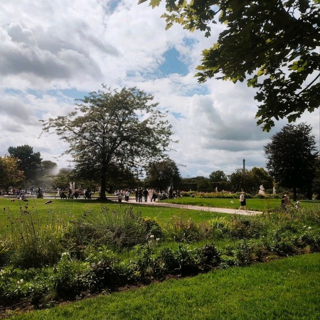 THE TUILERIES GARDEN. 