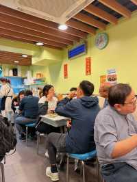 秋冬最鍾意就係食湯餃/湯麵，今晚同朋友揀左人氣大熱既「豐信餃子店」，晚市時間超受歡迎，大排長龍，大家想食鮮味十足既餃子，記得早d 黎攞位啦～