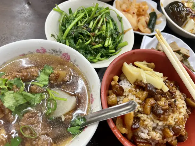 台北饒河街美食｜后庒排骨酥麵，料多味美，特製控肉飯很好吃