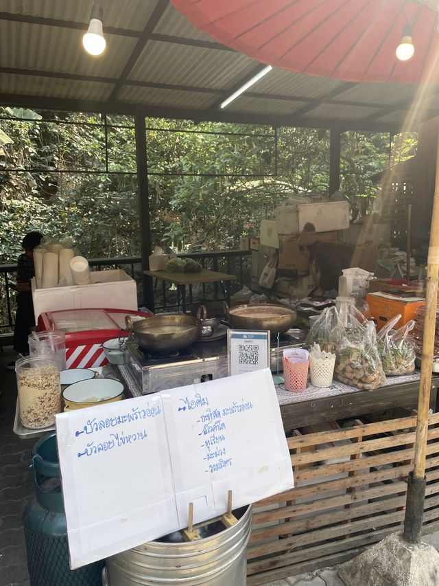 ร้านไอติมชื่นใจนี้ที่แม่กำปอง