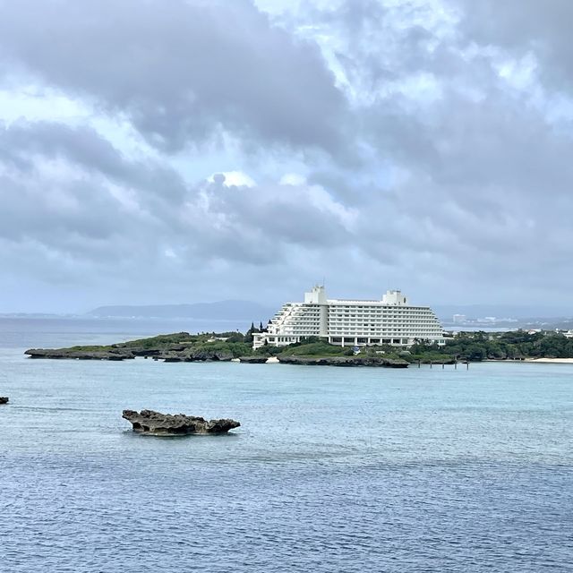 沖繩萬座毛-沖繩最著名景點，佇立於海上的象鼻岩