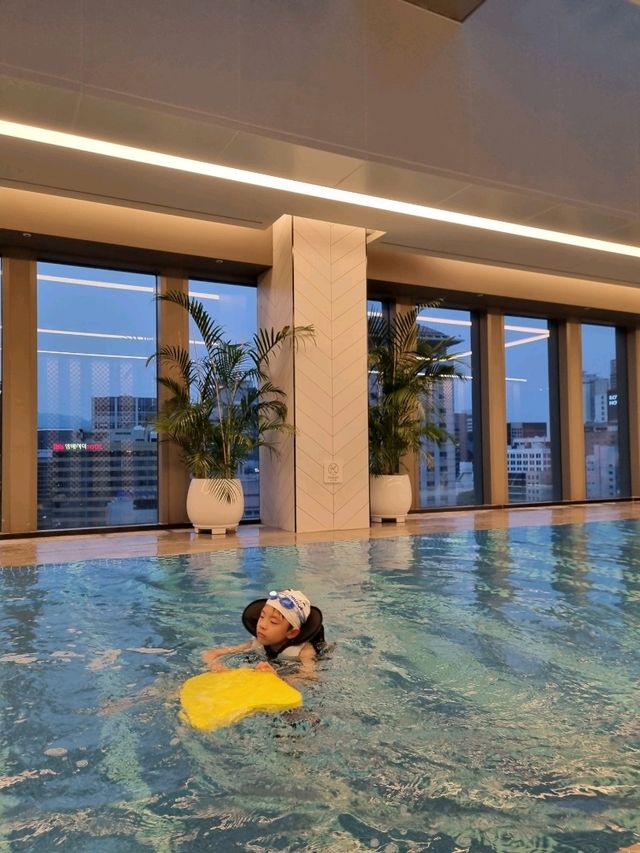 롯데백화점뷰의 호텔 수영장